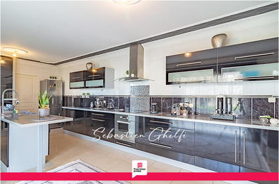 Maison - 235 m² - 9 pièces