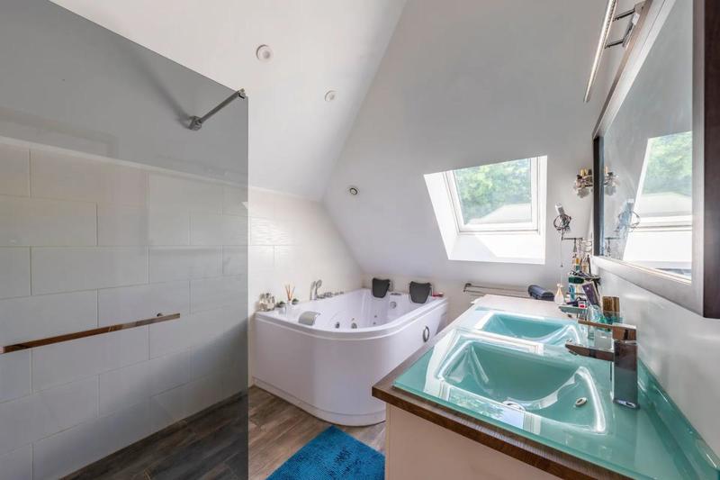 Maison - 239 m² - 12 pièces