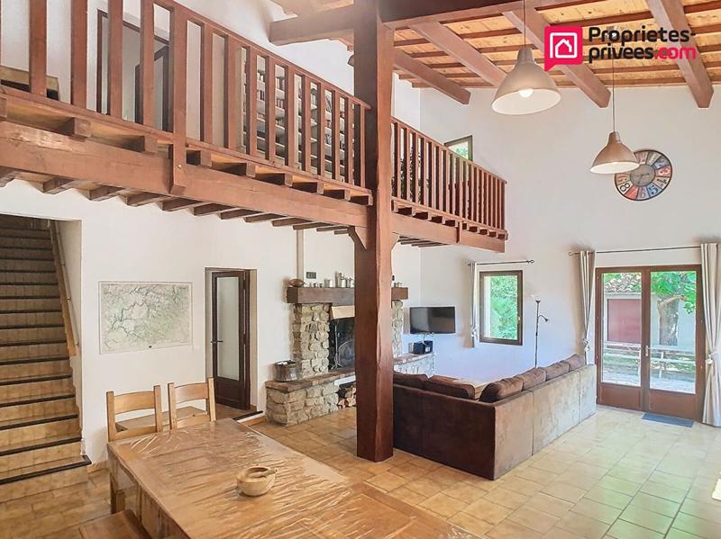 Maison - 215 m² - 9 pièces