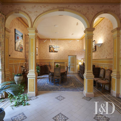 Maison - 460 m² - 10 pièces