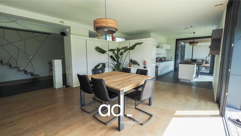 Maison contemporaine - 271 m² - 8 pièces
