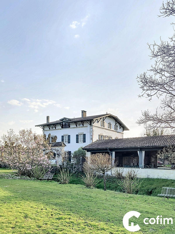 Maison - 440 m² - 12 pièces