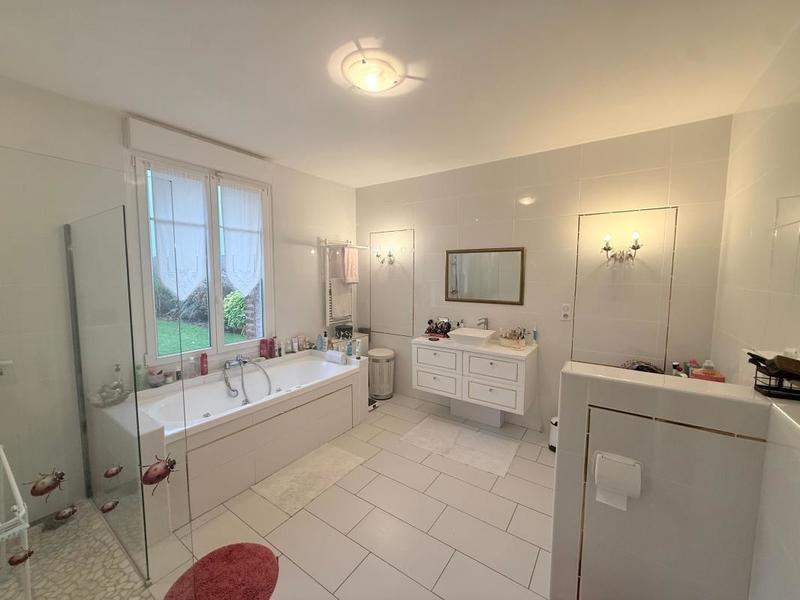 Maison - 300 m² - 7 pièces