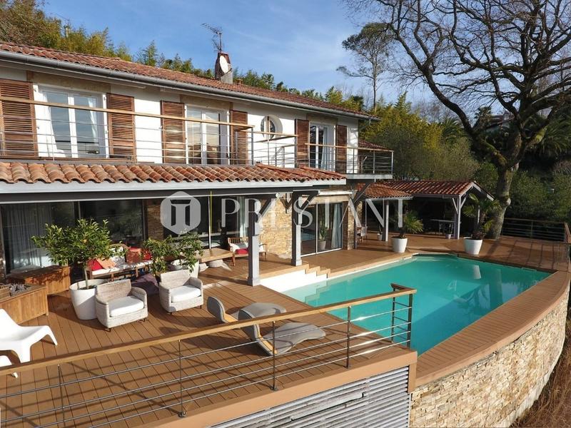 Maison - 250 m² - 6 pièces