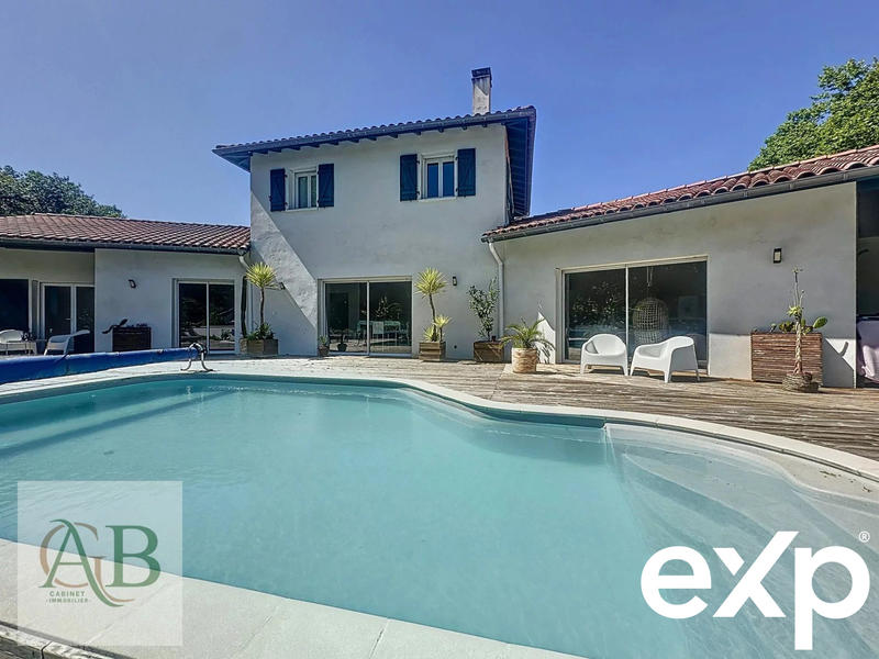 Maison - 220 m² - 7 pièces