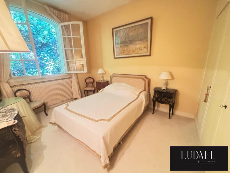 Maison - 300 m² - 11 pièces