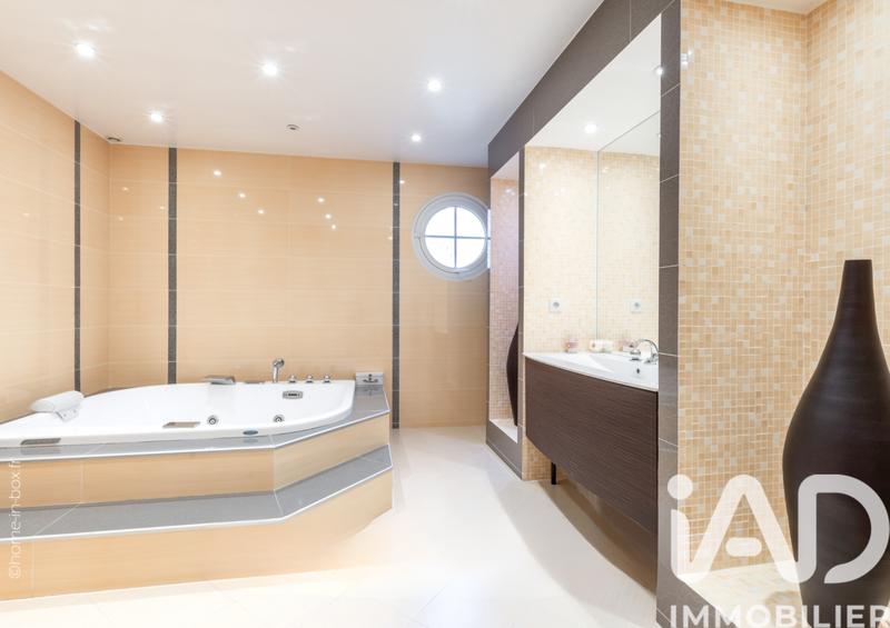 Maison - 740 m² - 15 pièces