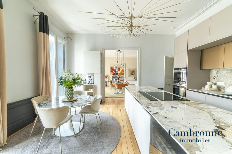 Appartement - 249 m² - 8 pièces