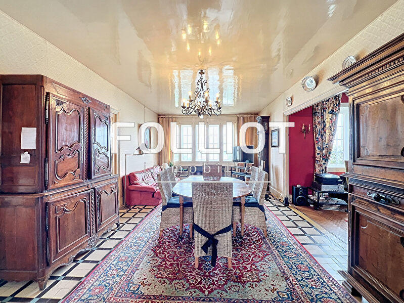 Maison - 235 m² - 10 pièces