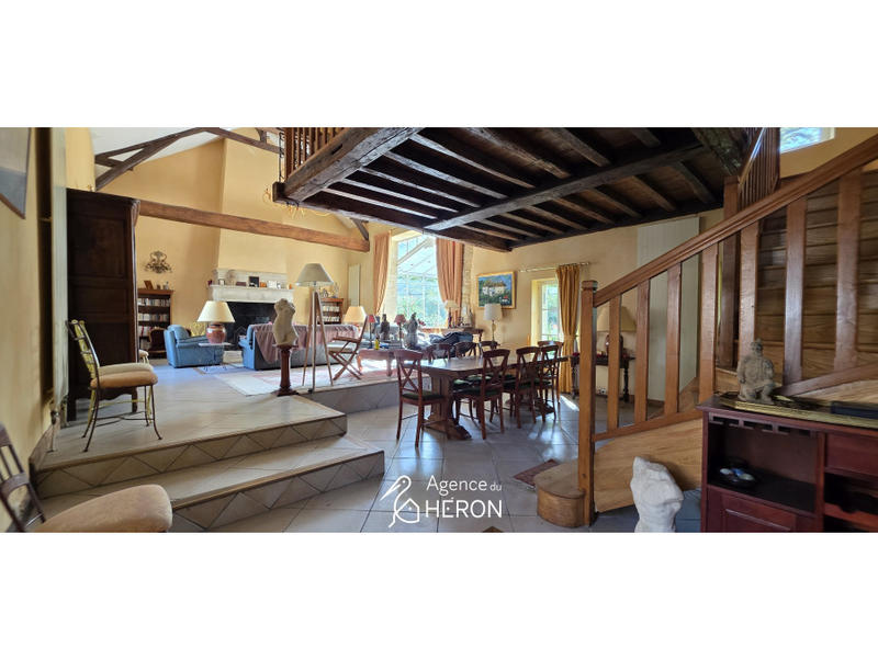 Maison - 374 m² - 10 pièces