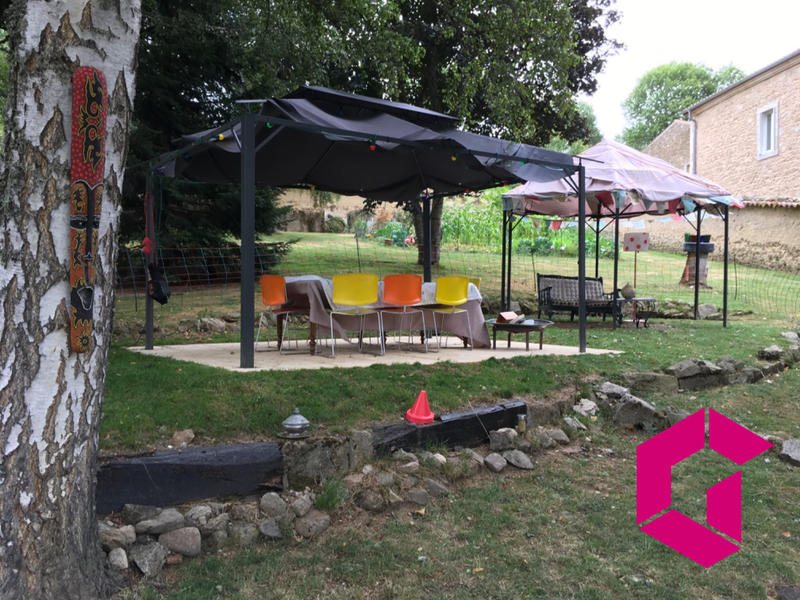 Maison - 300 m² - 16 pièces