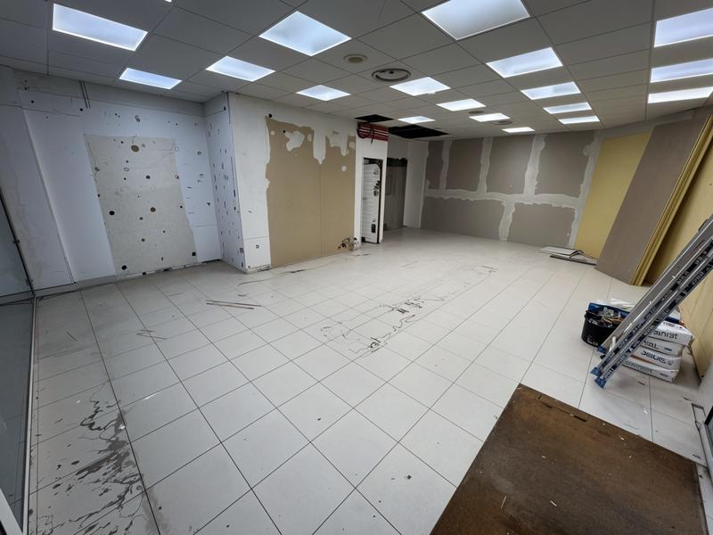 Local commercial - 93 m² - 5 pièces