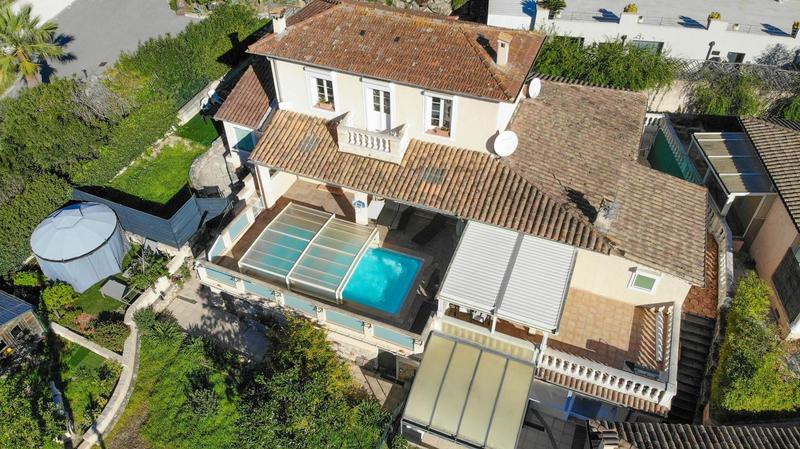 Villa - 201 m² - 8 pièces