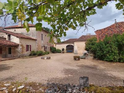 Maison - 390 m² - 16 pièces