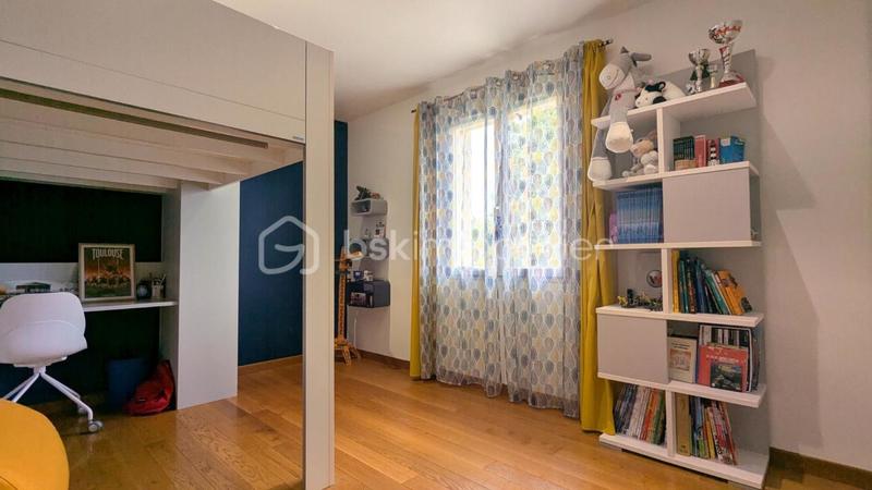 Maison - 220 m² - 8 pièces