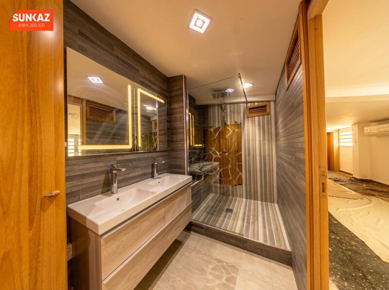 Local commercial - 300 m² - 8 pièces