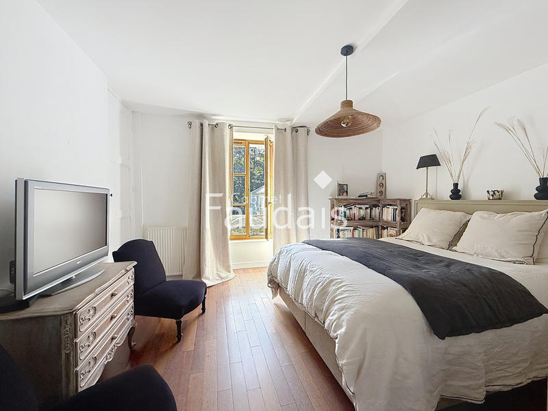 Propriété - 230 m² - 9 pièces