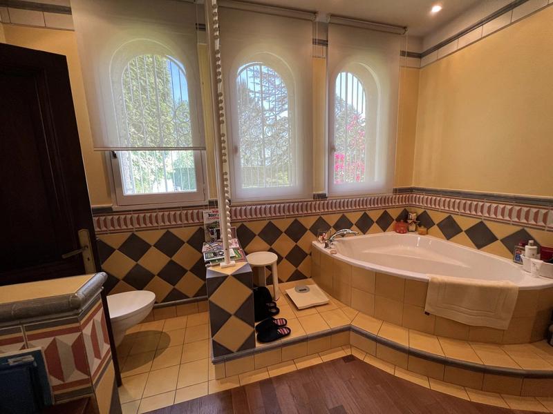 Maison - 380 m² - 9 pièces