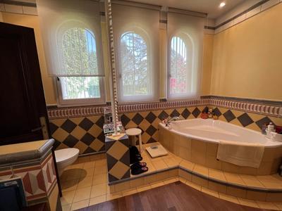 Maison - 380 m² - 9 pièces