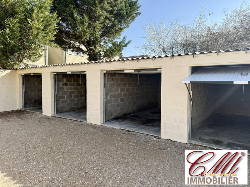 Parking / Garage - 1 890 m²