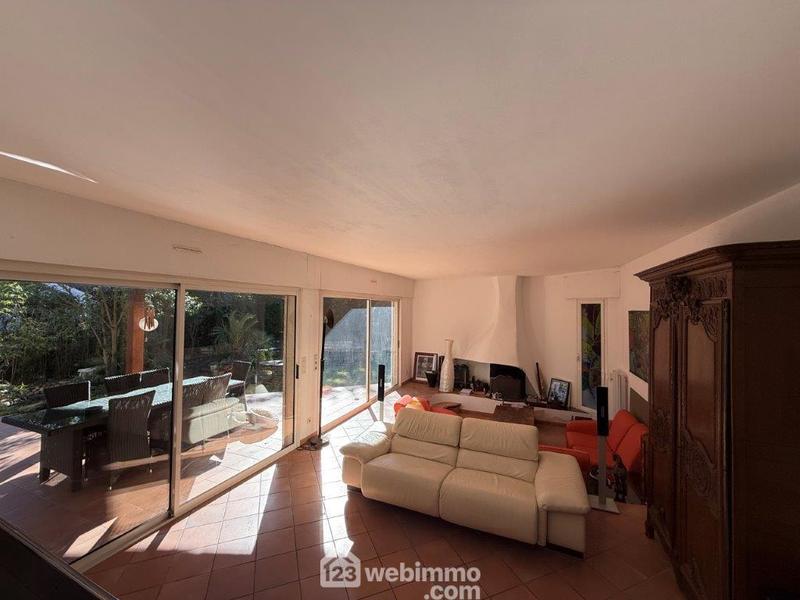 Villa - 220 m² - 10 pièces