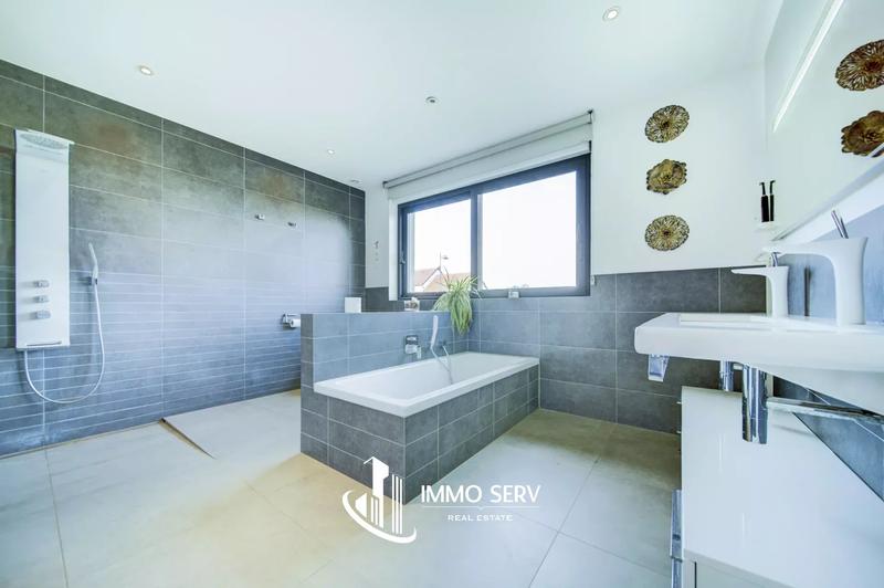 Maison - 245 m² - 9 pièces