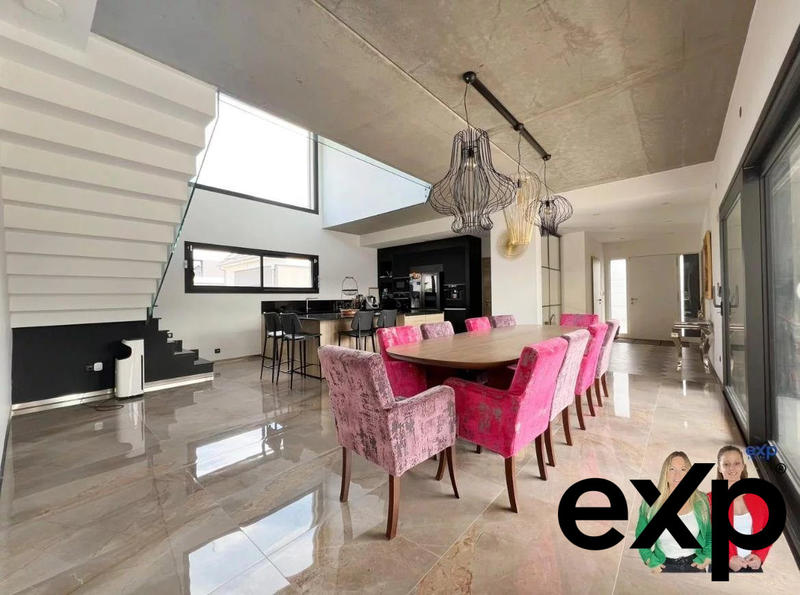 Maison - 234 m² - 7 pièces