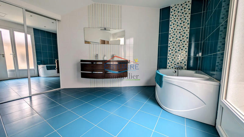 Maison traditionnelle - 207 m² - 6 pièces