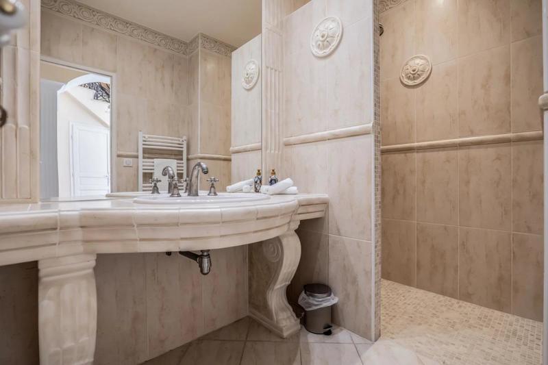 Propriété - 733 m² - 15 pièces