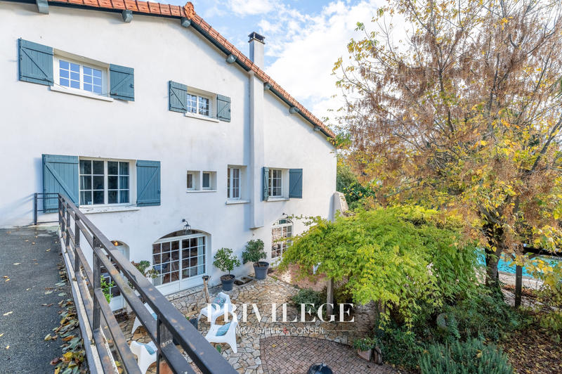 Maison - 310 m² - 9 pièces