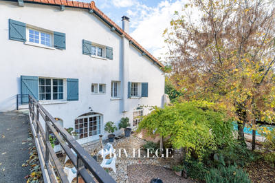 Maison - 310 m² - 9 pièces