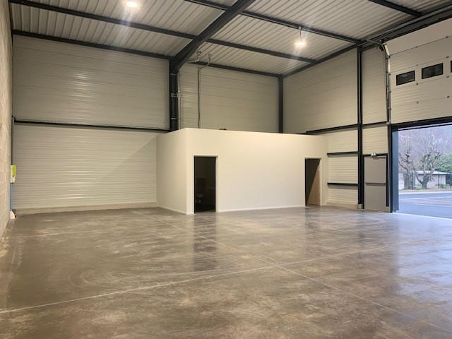 Local d'activité / Entrepôt - 174 m²