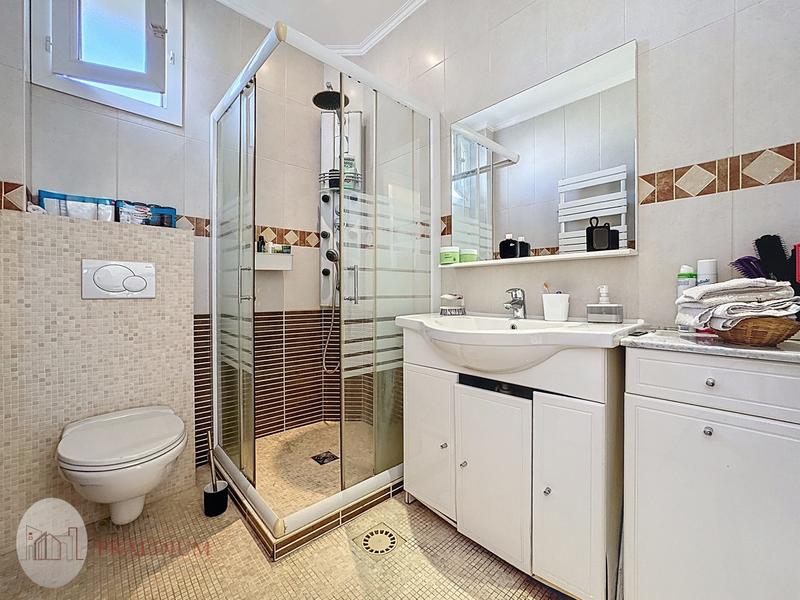 Maison - 203 m² - 9 pièces