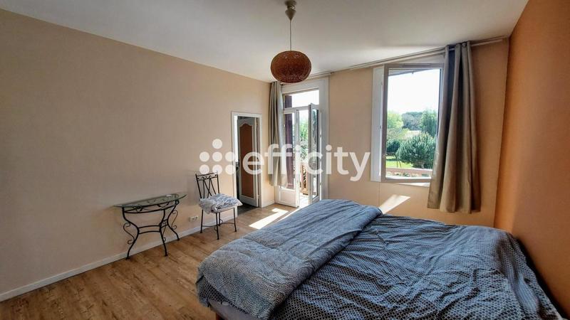 Demeure - 256 m² - 9 pièces