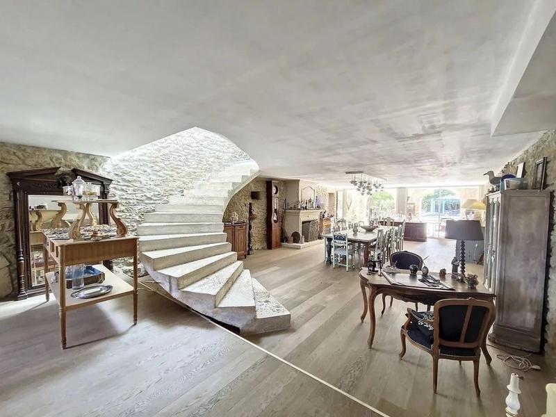 Demeure - 1 000 m² - 20 pièces