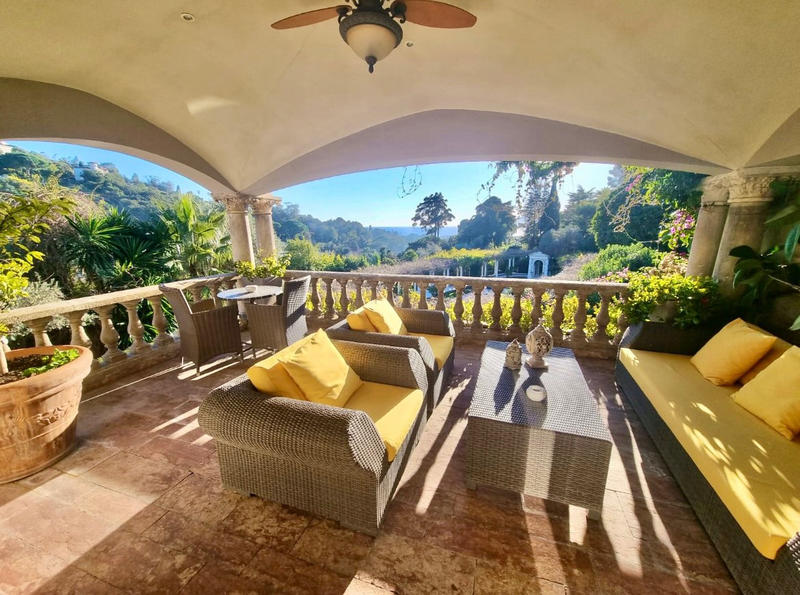 Maison - 1 000 m² - 9 pièces