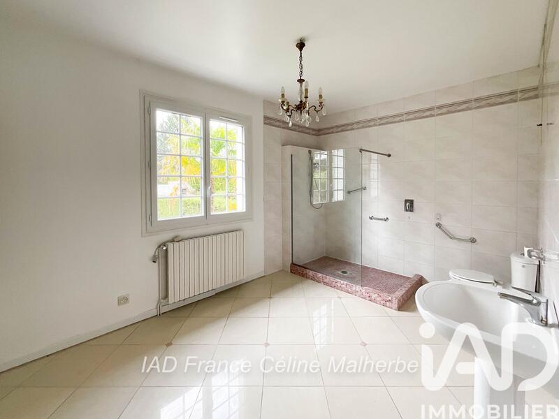 Maison - 238 m² - 7 pièces