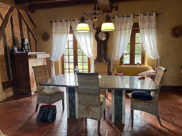 Maison traditionnelle - 330 m² - 10 pièces