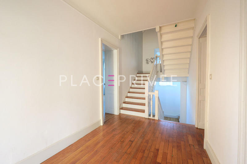 Demeure - 365 m² - 12 pièces