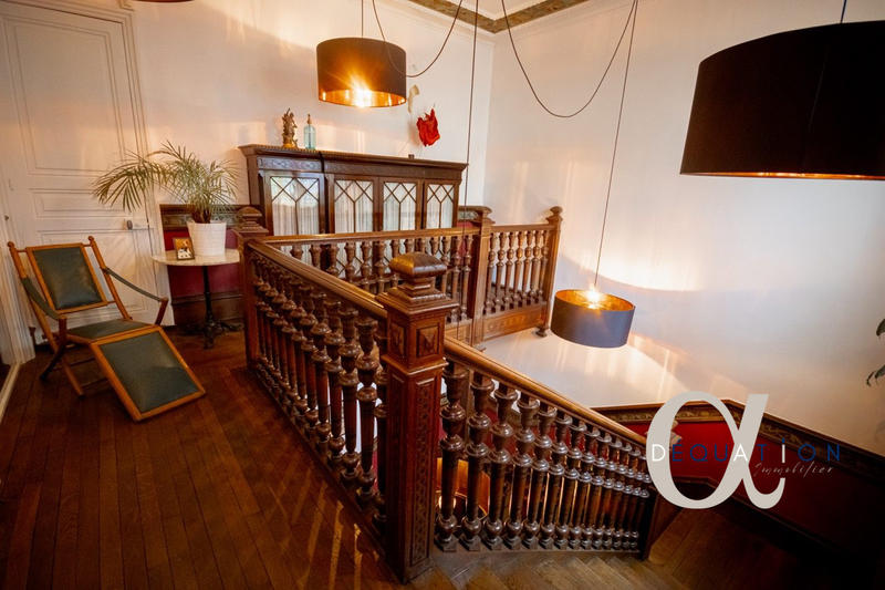 Maison - 350 m² - 10 pièces