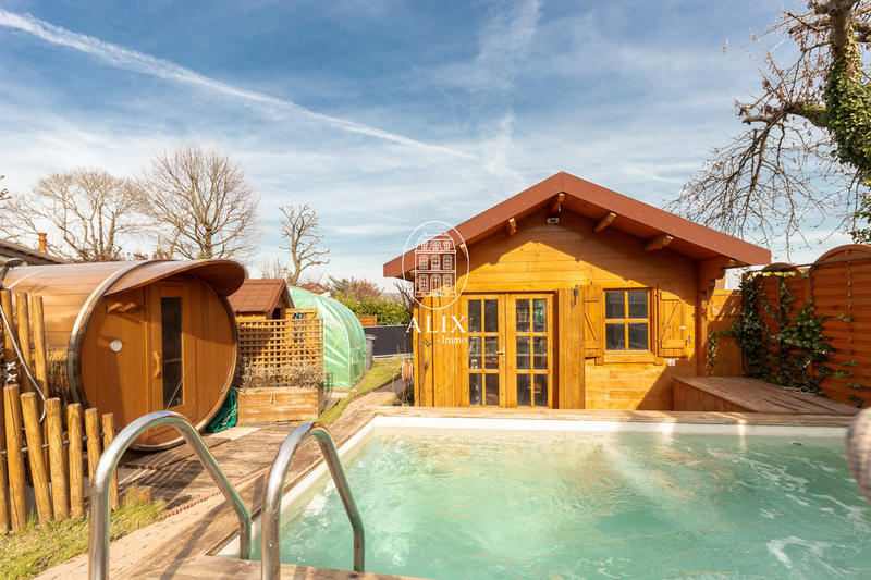 Maison - 224 m² - 9 pièces