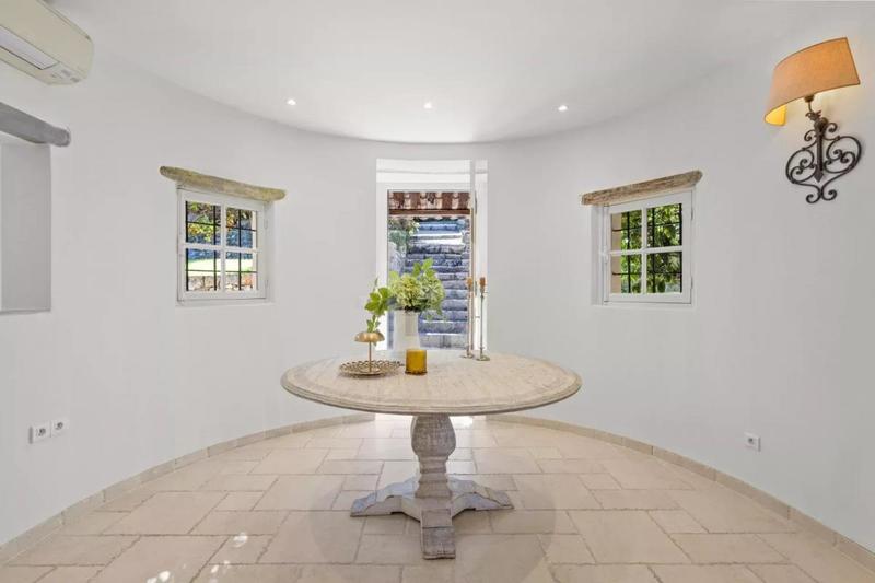 Demeure - 451 m² - 15 pièces