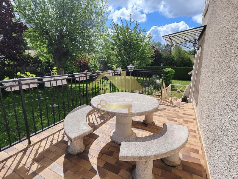 Maison - 260 m² - 7 pièces