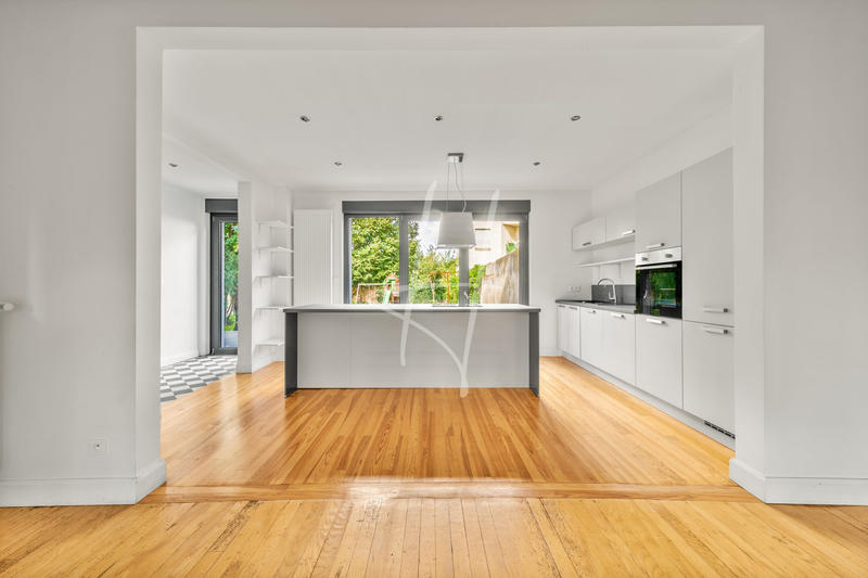 Maison - 220 m² - 9 pièces