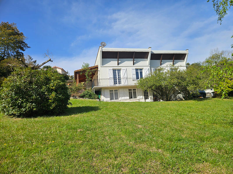 Maison - 214 m² - 8 pièces