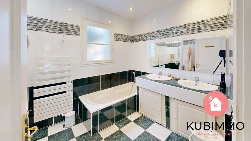 Maison - 210 m² - 8 pièces