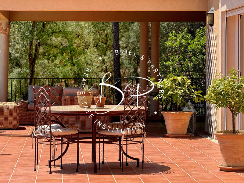 Maison - 267 m² - 8 pièces