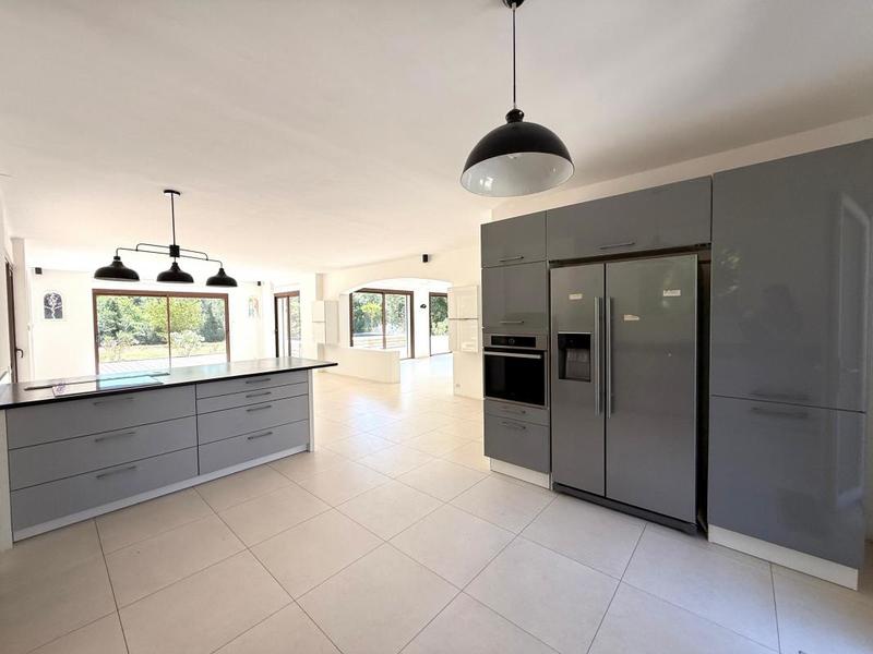 Maison - 242 m² - 9 pièces