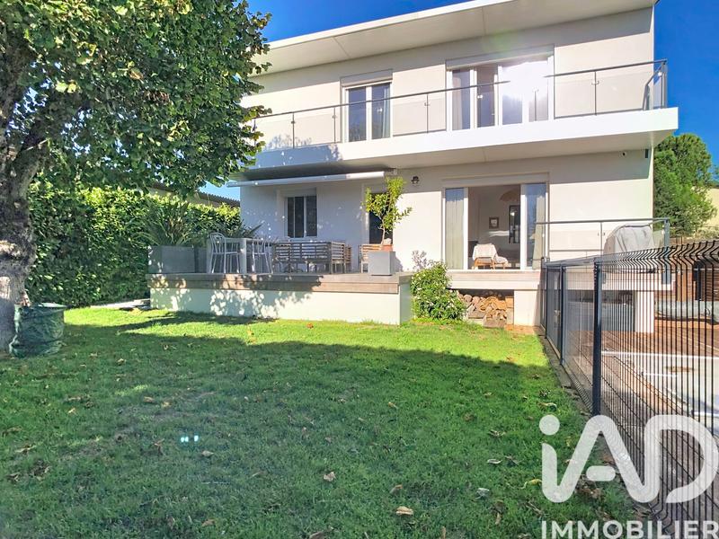 Maison - 230 m² - 8 pièces