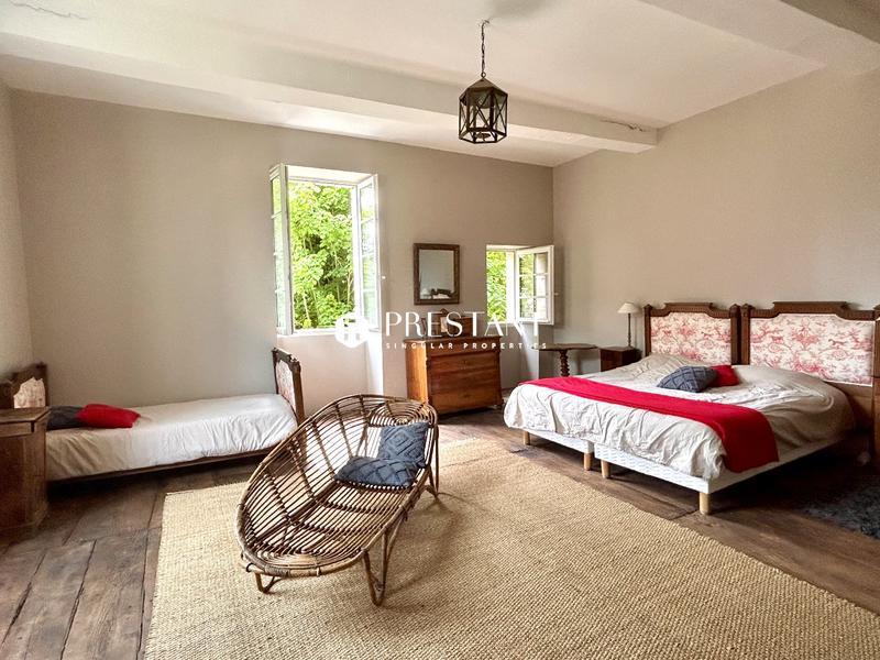 Maison - 411 m² - 11 pièces